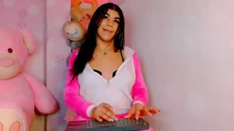 Snapshot of vanessa_brett_1 chatting on 12/17/24, 05:40 vanessa online show from 12/17/24, 05:40