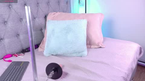 vanessa_mejiia online show from 04/01/26, 02:56
