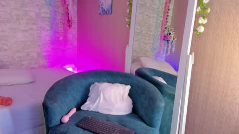 Snapshot of vanessa_santillan chatting on 05/27/26, 08:06 Vanessa online show from 05/27/26, 08:06