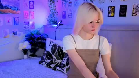 Snapshot of vanessaaustin chatting on 04/17/26, 02:42 Vanessa online show from 04/17/26, 02:42