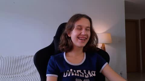 Snapshot of vanessabayer chatting on 12/13/24, 01:48 vanessa online show from 12/13/24, 01:48