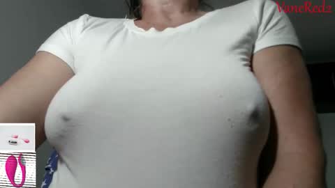 Snapshot of vanessared2 chatting on 04/19/26, 12:11 Vanesared2 online show from 04/19/26, 12:11