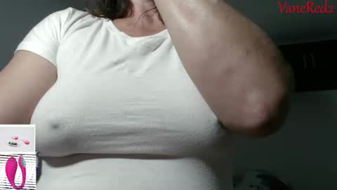 Snapshot of vanessared2 chatting on 04/27/26, 02:20 Vanesared2 online show from 04/27/26, 02:20