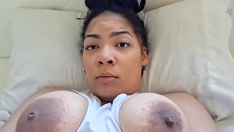 Snapshot of vanessareign chatting on 10/17/25, 06:43 vanessareign online show from 10/17/25, 06:43