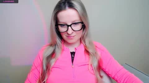 Snapshot of vanillaex_ chatting on 02/11/26, 08:19 Mia online show from 02/11/26, 08:19