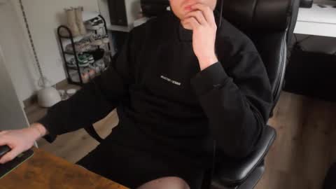 Snapshot of vaslo08 chatting on 12/17/25, 01:06 Vaslo online show from 12/17/25, 01:06