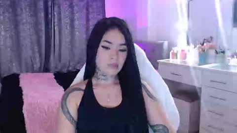 Snapshot of vayolett_bass chatting on 10/28/25, 03:21 Vayolett Bass online show from 10/28/25, 03:21