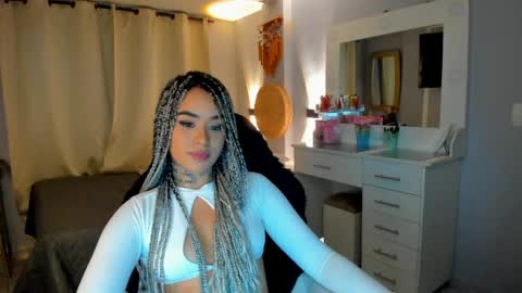 Snapshot of vayolett_bass chatting on 04/29/26, 05:00 Vayolett Bass online show from 04/29/26, 05:00