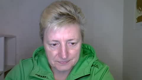 Snapshot of vea_motty chatting on 11/19/25, 01:55 vea_motty online show from 11/19/25, 01:55