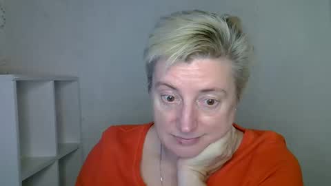 Snapshot of vea_motty chatting on 11/25/25, 12:05 vea_motty online show from 11/25/25, 12:05