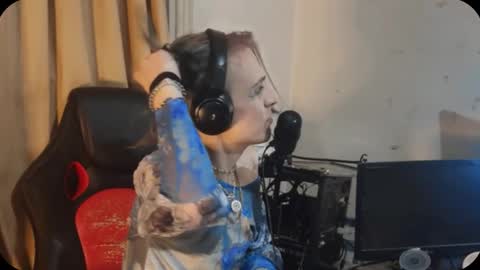 Snapshot of veelucious chatting on 10/08/25, 11:57 veelucious online show from 10/08/25, 11:57