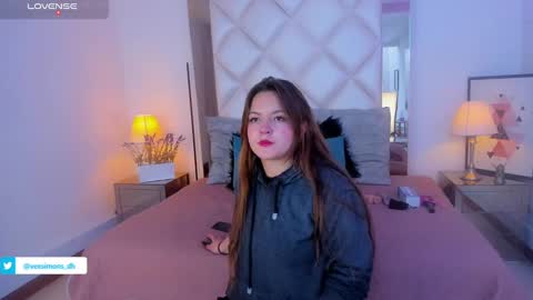 Vee Simons online show from 01/04/25, 07:44