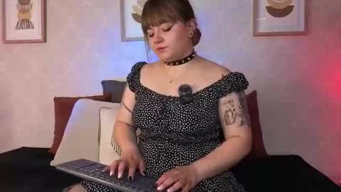 Vee Simons online show from 10/21/25, 08:20