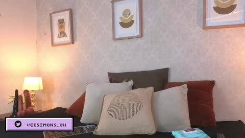 Vee Simons online show from 05/11/26, 08:06