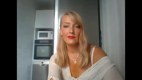 Snapshot of veessa chatting on 10/16/25, 12:39 Veessa online show from 10/16/25, 12:39