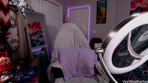 Snapshot of veeweatherbee chatting on 11/07/25, 02:00 Violet Weatherbee online show from 11/07/25, 02:00