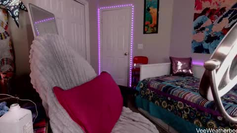 Snapshot of veeweatherbee chatting on 11/26/25, 07:48 Violet Weatherbee online show from 11/26/25, 07:48