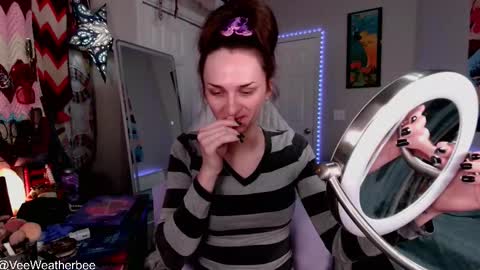 Snapshot of veeweatherbee chatting on 12/21/25, 04:41 Violet Weatherbee online show from 12/21/25, 04:41