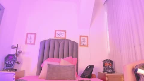 Snapshot of vega__16 chatting on 10/31/25, 11:44 online show from 10/31/25, 11:44