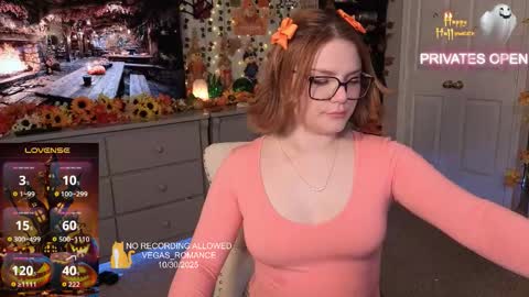 Snapshot of vegas_romance chatting on 10/31/25, 12:33 vegas_romance online show from 10/31/25, 12:33