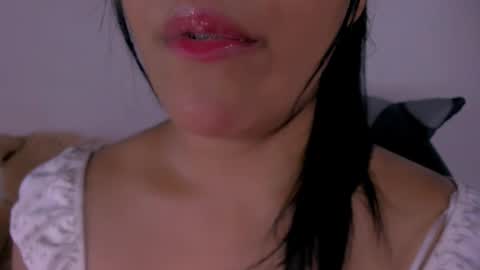 Snapshot of veky_saliva01 chatting on 10/19/25, 10:43 camila online show from 10/19/25, 10:43