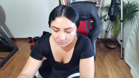 Snapshot of vellarossa chatting on 01/18/25, 02:25 Im VelaI will be Christmas and New Year with my family December 22 to January 13 I will miss you guys. online show from 01/18/25, 02:25