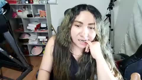 Snapshot of vellarossa chatting on 04/22/26, 04:15 Im VelaI will be Christmas and New Year with my family December 22 to January 13 I will miss you guys. online show from 04/22/26, 04:15