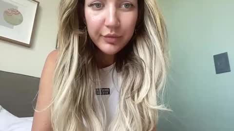 Snapshot of velonira chatting on 11/17/25, 09:15 velonira online show from 11/17/25, 09:15