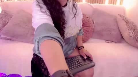 Snapshot of velvet_curly chatting on 05/08/26, 12:32 Emma Curly online show from 05/08/26, 12:32