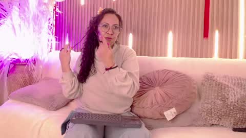 Snapshot of velvet_curly chatting on 05/23/26, 12:20 Emma Curly online show from 05/23/26, 12:20