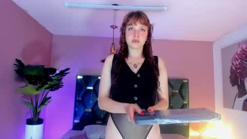 Snapshot of velvet_dreams_ chatting on 06/09/26, 11:44 Isabella online show from 06/09/26, 11:44