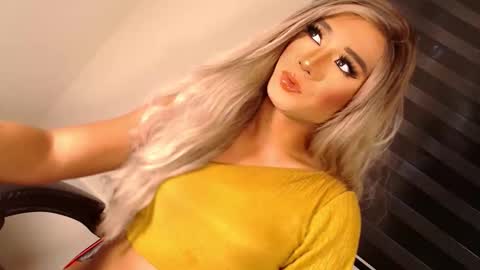 Snapshot of velvet_fux chatting on 11/02/25, 11:18 Richy will make you fall in love online show from 11/02/25, 11:18