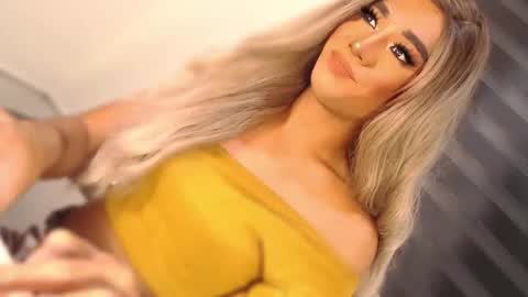 Snapshot of velvet_fux chatting on 11/05/25, 01:05 Richy will make you fall in love online show from 11/05/25, 01:05