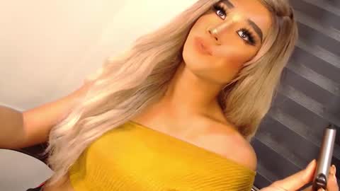 Snapshot of velvet_fux chatting on 11/11/25, 01:27 Richy will make you fall in love online show from 11/11/25, 01:27