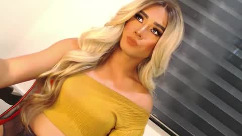 Snapshot of velvet_fux chatting on 11/14/25, 01:37 Richy will make you fall in love online show from 11/14/25, 01:37