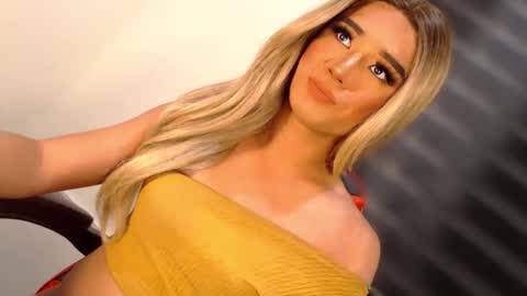 Snapshot of velvet_fux chatting on 11/15/25, 08:33 Richy will make you fall in love online show from 11/15/25, 08:33