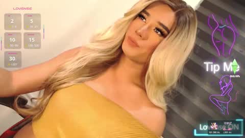 Snapshot of velvet_fux chatting on 11/22/25, 01:15 Richy will make you fall in love online show from 11/22/25, 01:15