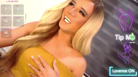 Snapshot of velvet_fux chatting on 12/15/25, 04:11 Richy will make you fall in love online show from 12/15/25, 04:11