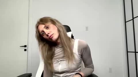 Snapshot of velvettgirl chatting on 02/02/26, 01:48 VelvetTGirl online show from 02/02/26, 01:48