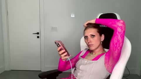 Snapshot of velvettgirl chatting on 02/14/26, 04:15 VelvetTGirl online show from 02/14/26, 04:15