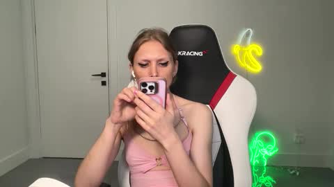 Snapshot of velvettgirl chatting on 02/18/26, 07:15 VelvetTGirl online show from 02/18/26, 07:15