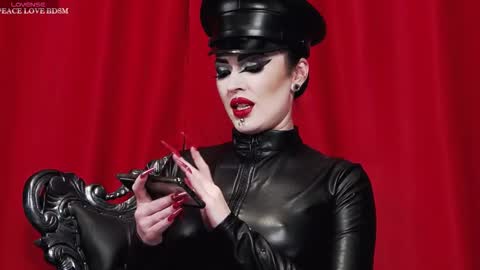 Snapshot of venenaschwarz chatting on 10/19/25, 12:06 MISTRESS online show from 10/19/25, 12:06