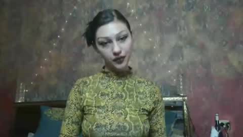 Snapshot of venera_goddess chatting on 12/14/25, 09:14 Naly online show from 12/14/25, 09:14
