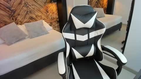 Snapshot of vennus_black_ chatting on 09/19/25, 07:58 V E N U S online show from 09/19/25, 07:58