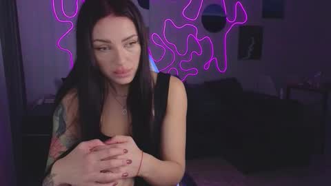 Snapshot of venomchic chatting on 11/17/25, 07:47 Sofia online show from 11/17/25, 07:47