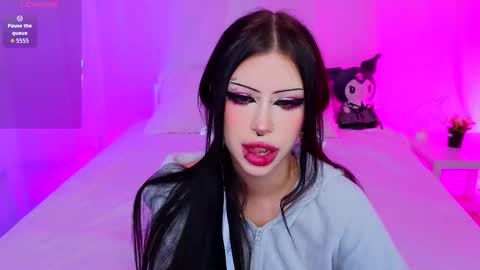 Snapshot of venomeowww_ chatting on 11/12/25, 04:13 Vivian online show from 11/12/25, 04:13