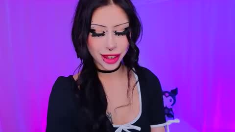 Snapshot of venomeowww_ chatting on 11/26/25, 03:40 Vivian online show from 11/26/25, 03:40