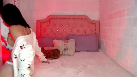 Snapshot of venus_megan chatting on 11/12/25, 09:25 emily independent account MY conextion 1100 GTM to 17hr GTM online show from 11/12/25, 09:25