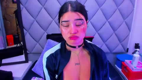 Snapshot of venusowen_ chatting on 11/21/25, 01:21 Venusowen online show from 11/21/25, 01:21