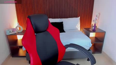 Snapshot of venuz_lee chatting on 12/14/24, 01:05 Nice to greet you my name is Vanessa online show from 12/14/24, 01:05